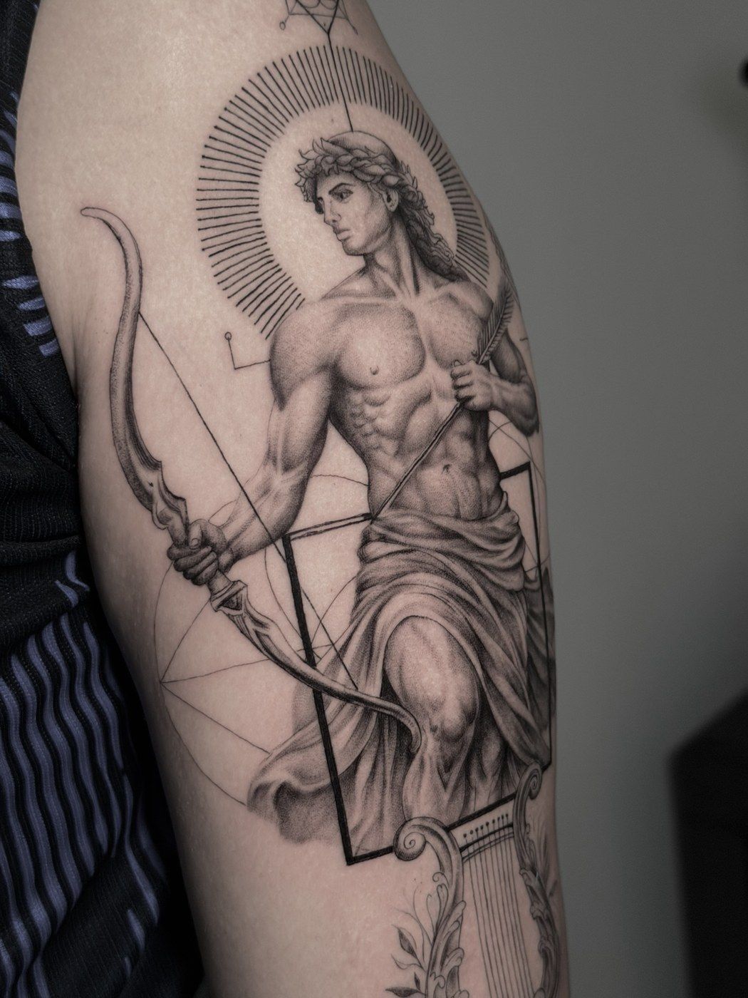 Apolo com arco e halo de raios