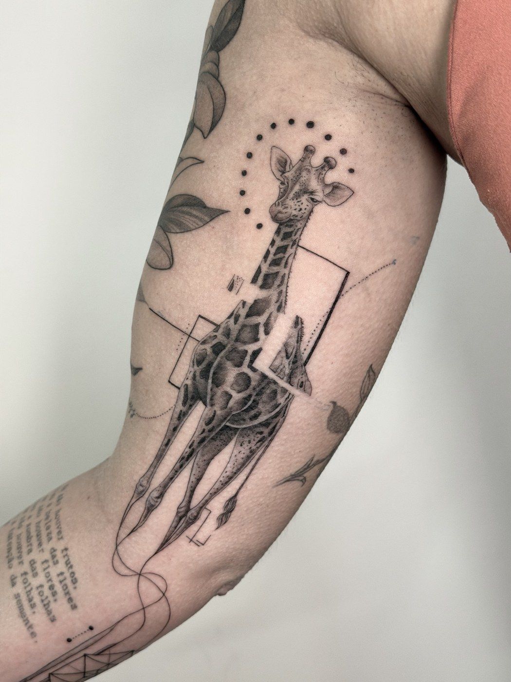 Girafa com recortes geométricos
