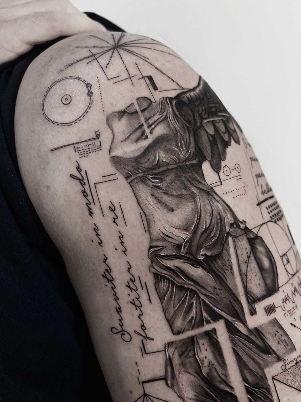 Detalhe do lettering em latim